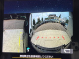 【フロント&サイドカメラ】ドライバーから見にくい死角部分を映像で確認できる前方と左側面にカメラを装着。見通しがきかない場所や住宅密集地などを運転することが多い人におすすめの安心装備です。
