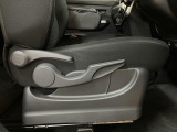 運転席シートリフターを装備しています★細かくドライビングポジションを設定できるので運転し易く、疲れにくいですね♪