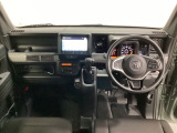 車内は光触媒抗菌消臭施工済です。インパネ周りはスタイリッシュなデザインです。グローブボックスやカップホルダーのほかにトレーなどたくさんの収納スペースが付いています。