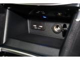 小物の収納に便利なセンタートレイには携帯等のデバイスの充電可能なUSB出力電源付です。