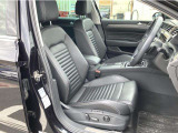 フルレザーシートパッケージです。運転席および助手席にはシートヒーターおよびシートに涼しい風を送るシートベンチレーターも装備、1年を通して常に快適な環境を提供するアイテムです。