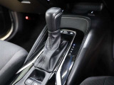 CVT(無段変速)のオートマチックです。フロアシフトがとても使い易いです。また高燃費に貢献するのもこのオートマチックです(*^_^*)