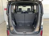ちょっとした荷物やお買い物には充分な広さの荷室です。