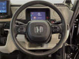運転にかかわる様々な操作を安全に行えるように視点移動が少なく操作性に配慮されたスイッチ類が凝縮されたコクピットです。