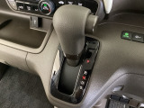CVT車のセレクトレバーです。低速から高速まで、変速ショックのないスムーズな走りを実現するとともに、エンジン効率のよい領域を維持することで燃費にも貢献します。