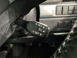 クルーズコントロール機能が付いています。 速度を設定するとアクセルを踏まなくても一定の速度で走ることができます。  高速道路ではとても便利な装置なんです。