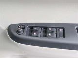 《パワーウインドウスイッチ》車の基本装備のひとつのパワーウインドウです。オート機能もあって、押し方の強弱で調整も出来ます。