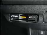 ◆ETC2.0装着◆進化したドライブ体験。料金収受システムだけだったETCが生まれ変わって、高速道路を賢く使うETC2.0に進化しました。多彩な情報サービスが便利で快適なドライブ体験を提供します。