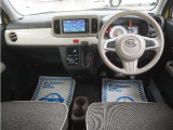 運転にかかわる様々な操作を安全に行えるように視点移動が少なく、操作性に配慮されたスイッチ類が凝縮されたコクピットです。