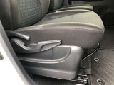 運転席シ-ト座面は上下アジャスタ-付です。お好みの位置に調整可能です。