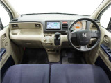 ◆視界広々で非常に運転しやすくロングドライブでも疲れを感じさせないすっきりとまとまったインパネ周りです。