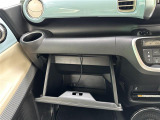 【グローブボックス】大容量のグローブボックスです!!車検証ケース他、日頃使う小物類の収納スペースもたくさんあります!