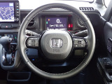 ハンドル左側にはオーディオ操作が出来るオーディオリモートコントロールスイッチ、右側にはHonda SENSINGとオートクルーズコントロールのスイッチを装備!