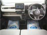 運転にかかわる様々な操作を安全に行えるように視点移動が少なく、操作性に配慮されたスイッチ類が凝縮されたコクピットです。
