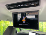 【14型有機ELフリップダウン】三列目からでも迫力のエンタメが観れる大画面フリップダウン。有機ELのモニターでは、一般的なフリップダウンよりも高コントラストでキレイな映像を楽しめます。