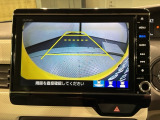 リバースギアに入れるだけで後方の表示へ切り替わります。夜間や雨の日の駐車も楽になりますよ。
