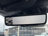【スマートリヤビューミラー】後席の大きな荷物や同乗者で後方が確認しづらい時でも安心!カメラが撮影した車両後方の映像をルームミラー内に表示。クリアな視界で状況の確認が可能です!