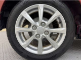 アルミホイール付き!「純正」なので車のデザインともマッチしています。お洒落は足元から。。。といいますから♪