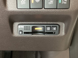 ハンドルの右下にETCがついています。高速道路の料金所の通過も楽々です!。 カードの取り出しもしやすい場所についています。
