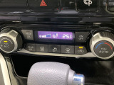 【オートエアコン】一度お好みの温度に設定すれば、車内の温度を検知し風量や温度を自動で調整。暑い&hellip;寒い&hellip;と何度もスイッチ操作をする必要はありません。快適な車内空間には必須の機能ですね♪