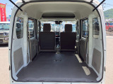リヤシートも全車消毒済み。シートを倒すと箱形でフラットな床面でひろーい荷室。各種ケース、箱物がたっぷり積めます