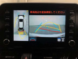【パノラミックビューモニター】クルマの前後左右に搭載したカメラから取り込んだ画像を合成し、車両を上から見たような画像をディスプレイに表示します。