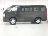 スライドドアなので通常のドアと比べて開閉にスペースをとらないので便利です♪