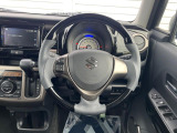 インテリアに合わせたデザインのステアリングは、運転される方のことも考え、運転しやすい形状、大きさです。是非一度、実際に触ってお確かめください。