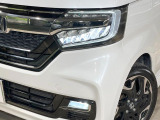 【LEDヘッドライト】悪天候や夜間走行時も良好な視界を確保し安心して運転できる高輝度LEDヘッドライトを装備!点灯速度が早く、消費電力も抑えられています。