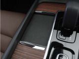 対応機種のスマートフォンを、トンネルコンソールの下のラバープレートに置いておくだけで充電可能。センターディスプレイの機能ビューを使用して、充電プレートのオンとオフを切り替えることができます。