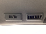 後部座席にもエアコンの吹き出し口があるので車内全体を快適に過ごすことができます。