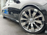 【○○インチアルミホイール】外観にマッチしたアルミホイールを装着しております。各種アルミホイールや、スタッドレスタイヤも取扱いしております。是非ご相談ください♪