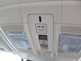エアバッグ作動時や後突時、もしくは車内のSOSボタンを押した際に緊急通報オペレーターに連携し、救急・警察を手配します。更にオペレーターにも連携、お客様のご要望に応じてロードサービスの手配を行います。