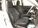 腰から背中をしっかり支える構造で、長時間の運転でも身体への負担が小さいフロントシート!乗り降りも頻繁に行われることを考慮し、着座ポイントも高めに設定。毎日の運転も快適です!