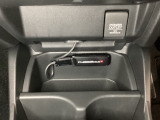 アクセサリーソケットはUSBのアダプターなどをつければ、スマホの充電にも使えます。周辺には物が置けるボックスがついています。