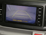 【バックカメラ】駐車時に後方がリアルタイム映像で確認できます。大型商業施設や立体駐車場での駐車時や、夜間のバック時に大活躍!運転スキルに関わらず、今や必須となった装備のひとつです!