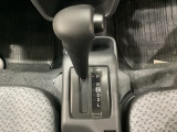 4速AT車のセレクトレバーです。低速から高速までスムーズな走りを実現するとともに、エンジン効率のよい領域を維持することで燃費にも貢献します。