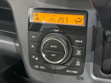 【オートエアコン】一度お好みの温度に設定すれば、車内の温度を検知し風量や温度を自動で調整。暑い&hellip;寒い&hellip;と何度もスイッチ操作をする必要はありません。快適な車内空間には必須の機能ですね♪