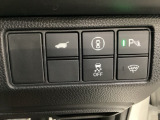 ハンドルの右側にHondaセンシング用のメインスイッチとパワーテールゲートスイッチがついています。パワーテールゲートスイッチは車内からでもテールゲートの開け閉めを電動でできます。