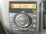 【オートエアコン】一度お好みの温度に設定すれば、車内の温度を検知し風量や温度を自動で調整。暑い&hellip;寒い&hellip;と何度もスイッチ操作をする必要はありません。快適な車内空間には必須の機能ですね♪