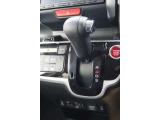 ハンドルに近い位置で運転席からも見やすく操作しやすいインパネシフト。パッと見ただけで、どのギアに入っているのかが判断しやすいところもイイですね!