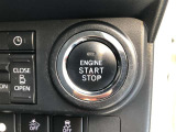 エンジンスタートボタンです。キーが車内にあれば、エンジンの始動・停止はブレーキを踏んでスイッチを押すだけ!キーを取り出す手間を省き、ワンプッシュでエンジンを操作するので簡単でスムーズです。