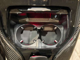メルセデスのシートは少し硬めになっております。長時間の運転の際、適度な反発があることでお尻や腰の負担を減らす効果が御座います。