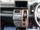 『1台』のお車に対して、3名体制で日々議論を重ね仕入れを行っております。