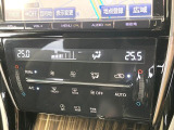 【左右独立型フルオートエアコン】運転席と助手席でそれぞれお好みの温度に設定可能。同乗者にも配慮した、快適な空調をお届け致します。