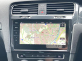 スマートフォン用アプリ[Apple CarPlay][Android Auto]対応の純正ナビ Discover Pro を装備、ラジオのほか、USB、Bluetoothハンズフリー通話にも対応。