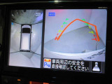 パノラミックビューモニター付きです。車両を上から見たような映像をディスプレイオーディオ画面に表示。運転席からの目視だけでは見にくい、車両周辺の状況をリアルタイムでしっかり確認できます。