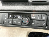 【オートエアコン】一度お好みの温度に設定すれば、車内の温度を検知し風量や温度を自動で調整。暑い&hellip;寒い&hellip;と何度もスイッチ操作をする必要はありません。快適な車内空間には必須の機能ですね♪