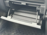 車検証などが収納できるグローブボックスも完備!