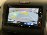 リバースギアに入れるだけで後方の表示へ切り替わります。夜間や雨の日の駐車も楽になりますよ。